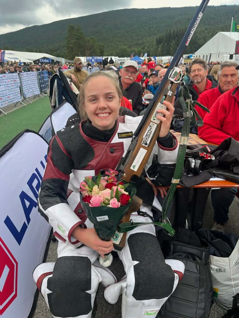 Jenny med blomster.jpg